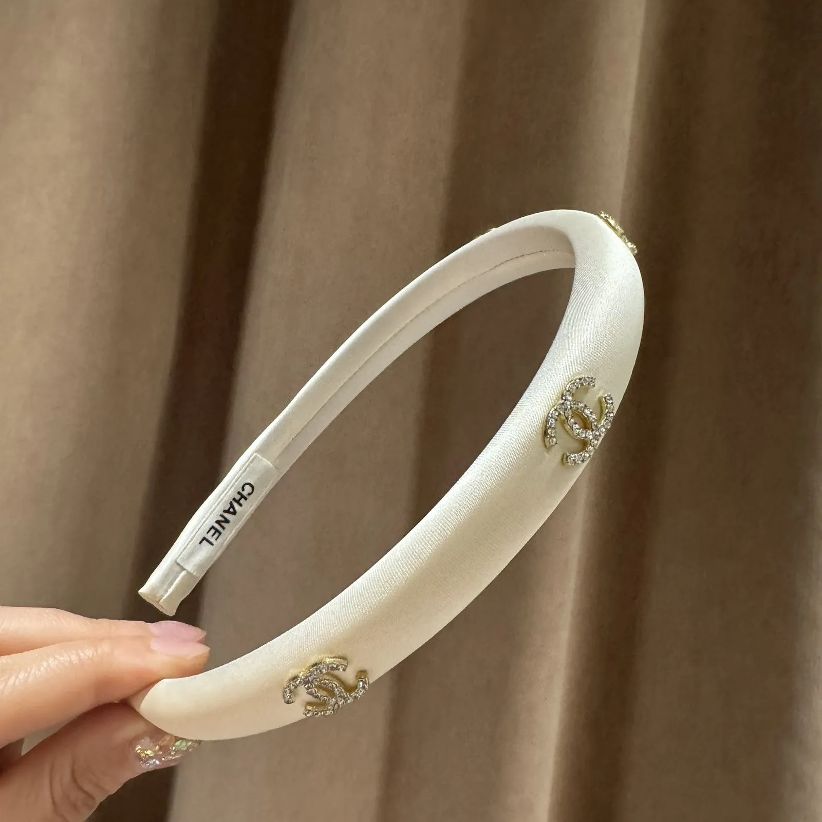 おしゃれのアクセントに 目を引く シンプル 軽量 ヘアアクセサリー カチューシャ