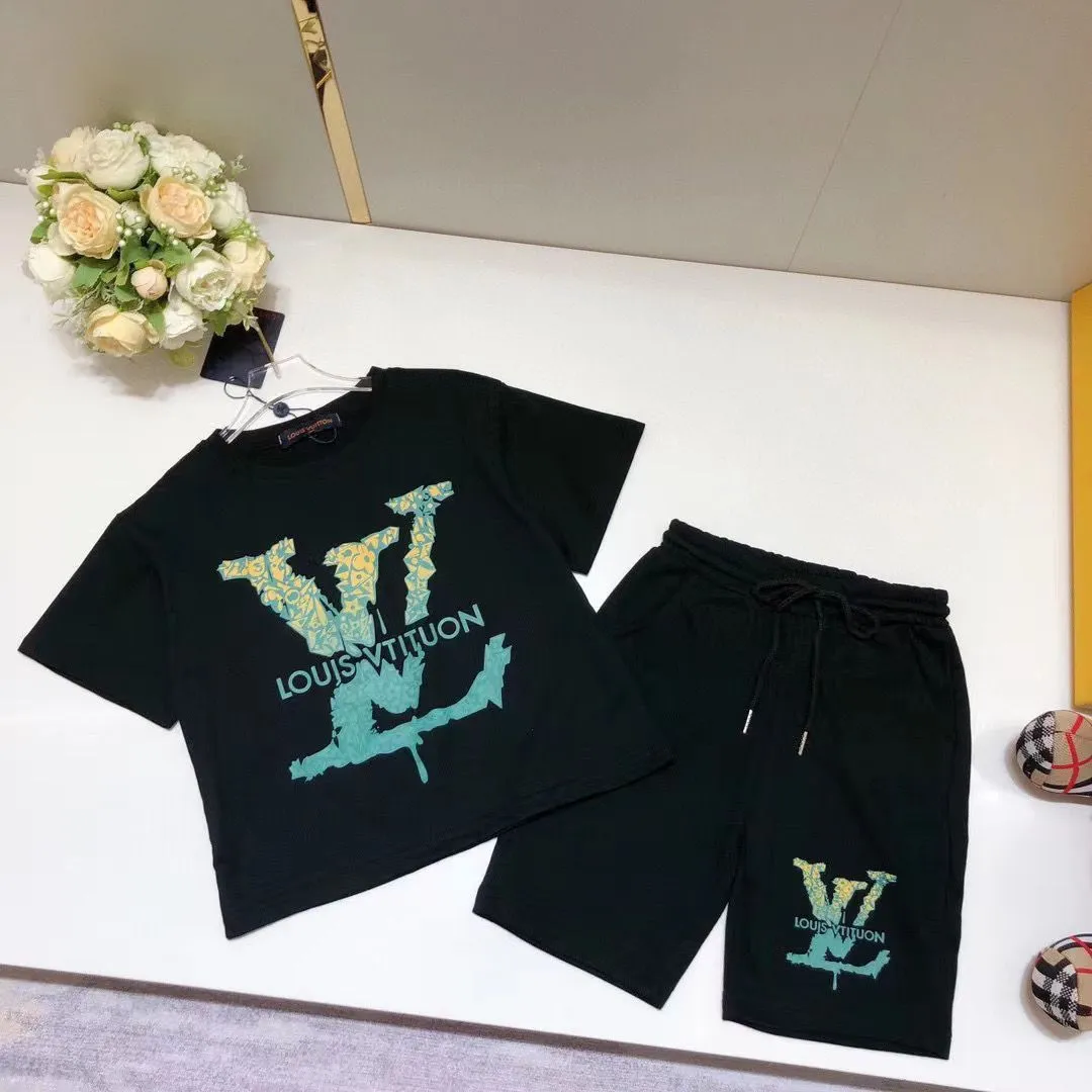 【90-160cm】二点セット 存在感アップ カジュアル 大活躍 スタイリッシュ 半袖Ｔシャツ+ショートパンツ セットアップ　