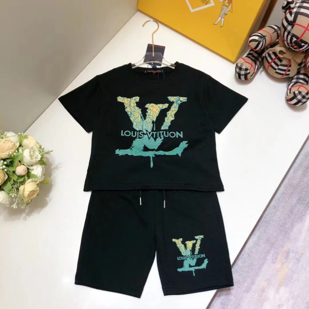【90-160cm】二点セット 存在感アップ カジュアル 大活躍 スタイリッシュ 半袖Ｔシャツ+ショートパンツ セットアップ　