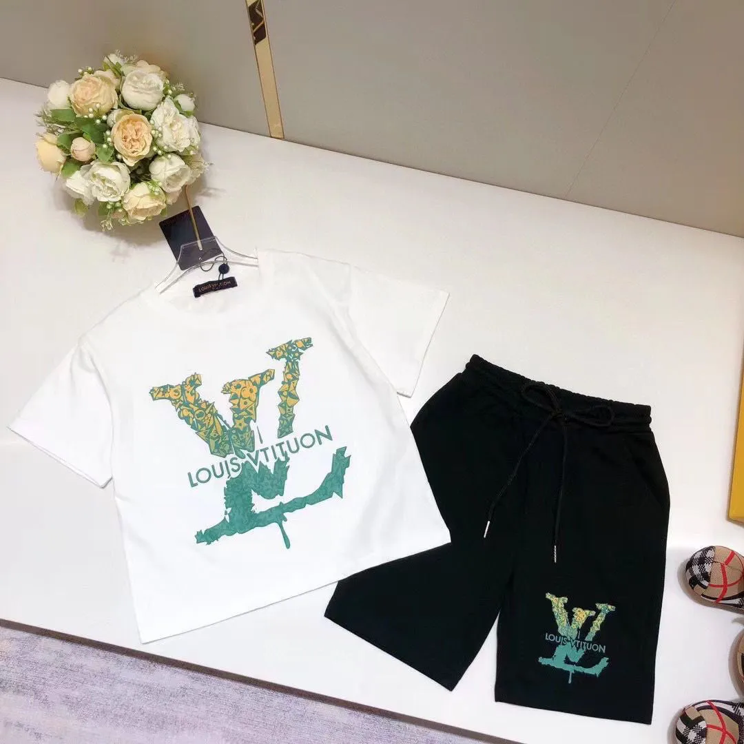【90-160cm】二点セット 存在感アップ カジュアル 大活躍 スタイリッシュ 半袖Ｔシャツ+ショートパンツ セットアップ　