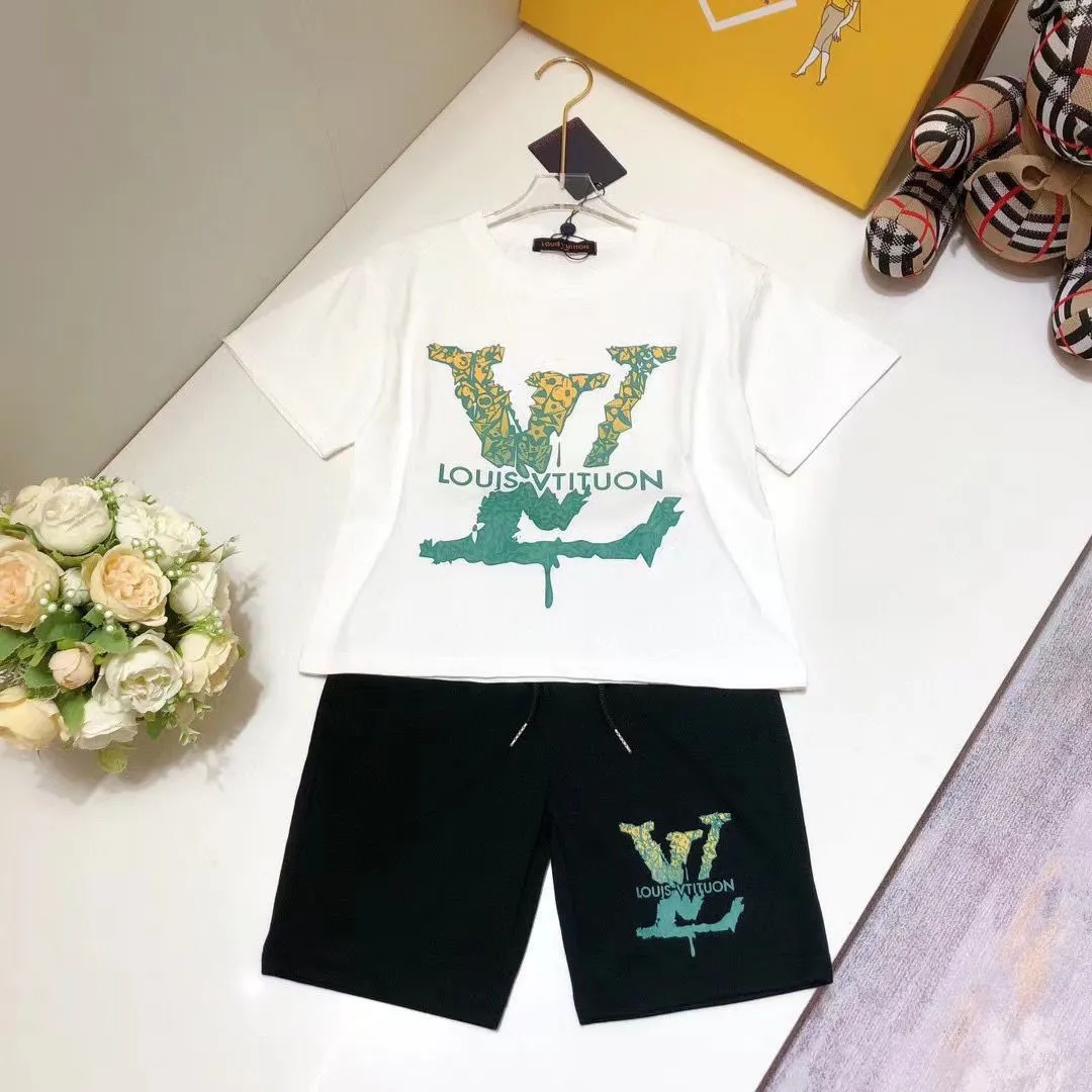 【90-160cm】二点セット 存在感アップ カジュアル 大活躍 スタイリッシュ 半袖Ｔシャツ+ショートパンツ セットアップ　